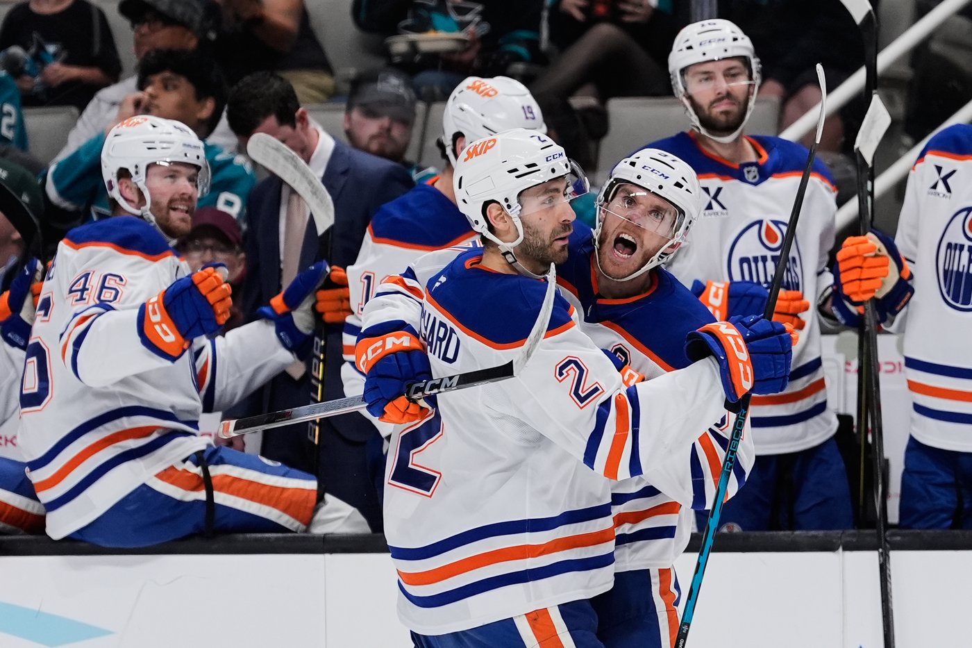 Connor McDavid nets hat trick on 5-point night as Oilers surge into first place in Pacific Division | iNFOnews.ca