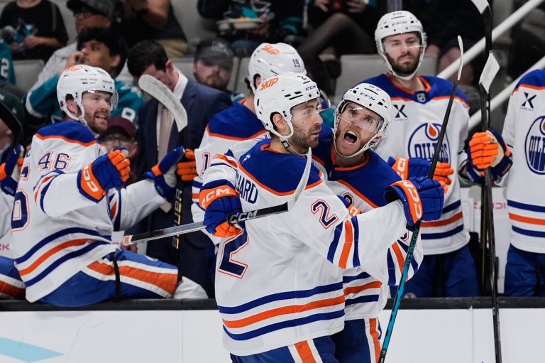 Connor McDavid nets hat trick on 5-point night as Oilers surge into first place in Pacific Division | iNFOnews.ca