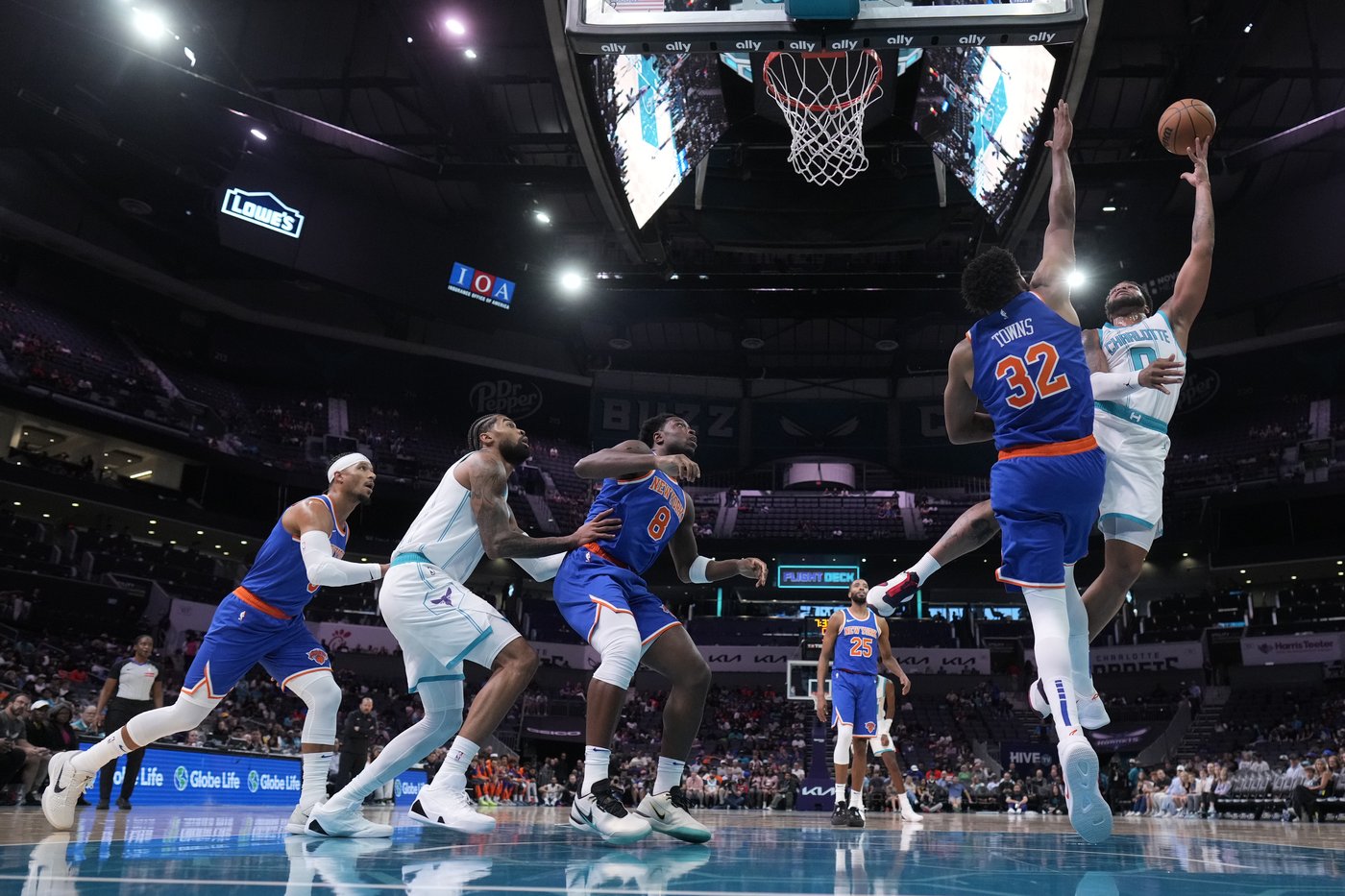 Karl-Anthony Towns scores 10 points in abbreviated preseason debut with New York Knicks | iNFOnews.ca