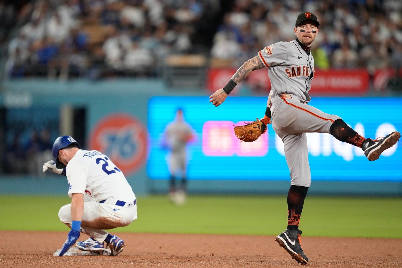 Dodgers outslug Giants 10-4, led by Mookie Betts with four hits | iNFOnews.ca Dodgers outslug Giants 10-4, led by Mookie Betts with four hits | iNFOnews.ca