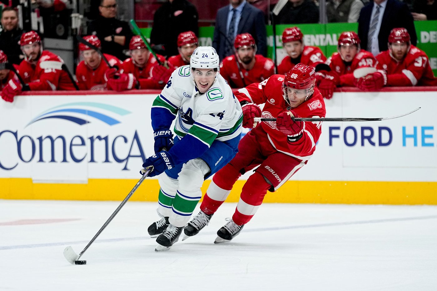 Patrick Kane scores twice to reach 500 goals in Red Wings' 5-1 win over Canucks | iNFOnews.ca