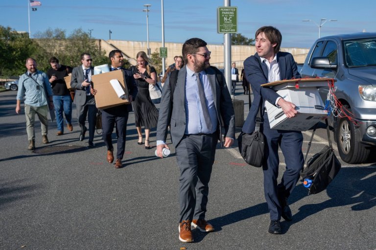 Journalists turn in access badges, exit Pentagon rather than agree to new reporting rules | iNFOnews.ca