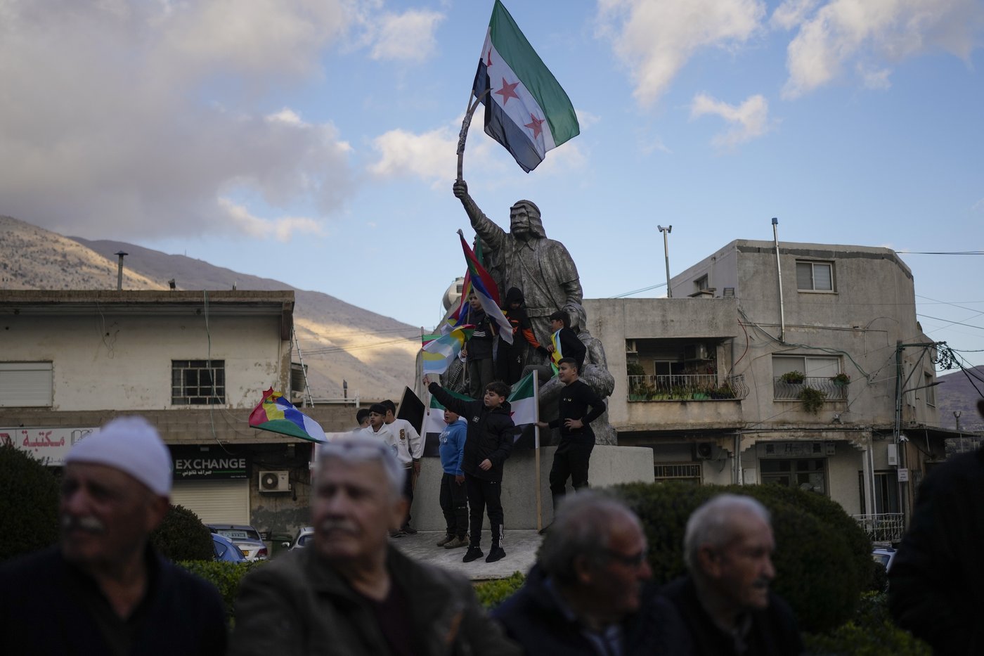 Global reaction to Assad's sudden ouster from Syria ranges from jubilation to alarm | iNFOnews.ca Global reaction to Assad's sudden ouster from Syria ranges from jubilation to alarm | iNFOnews.ca