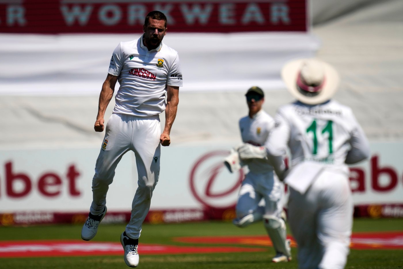 Australia sets 421-run target and South Africa struggling at 102-4 on Day 4 | iNFOnews.ca