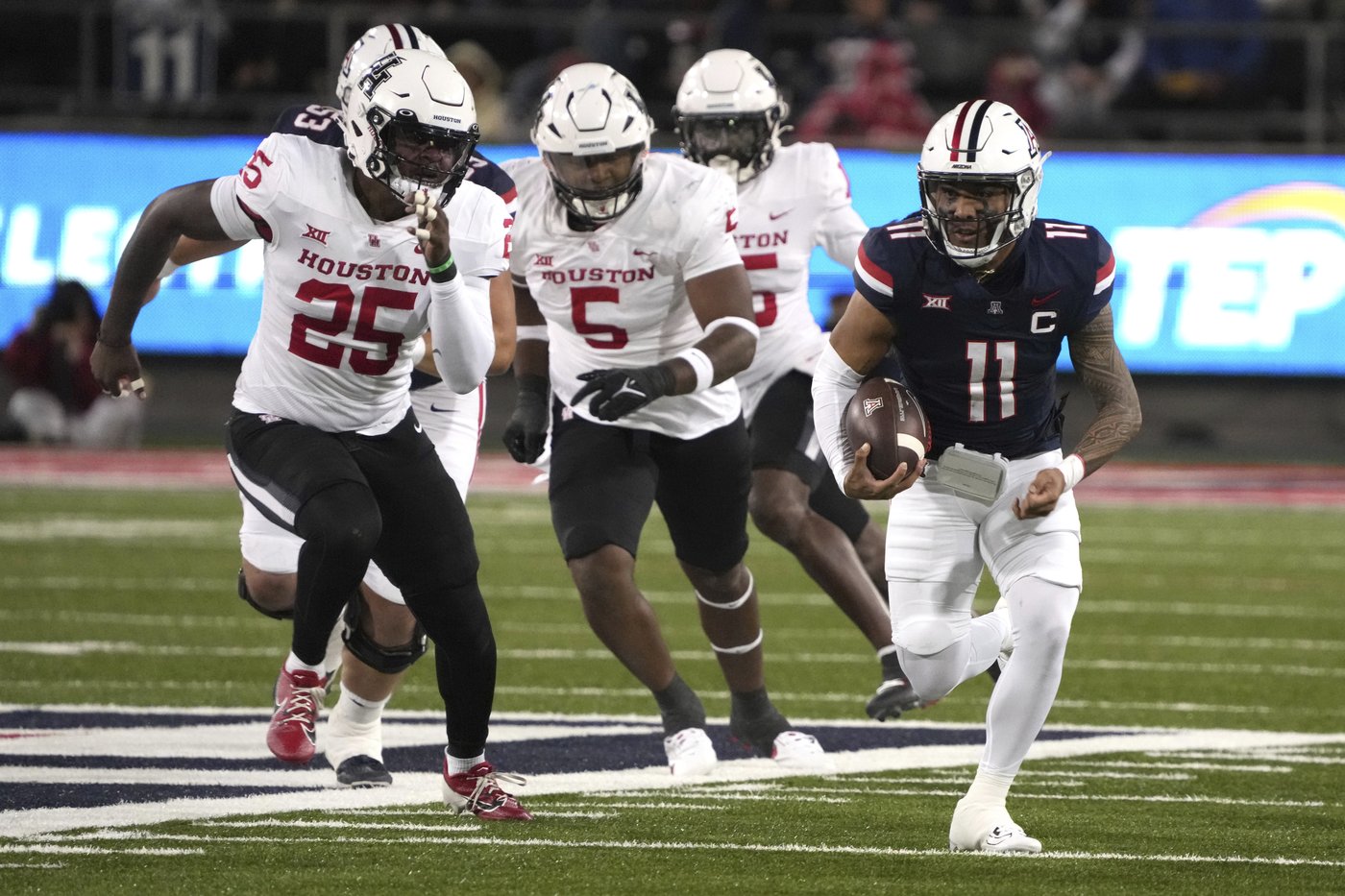 Noah Fifita throws for 2 TDs, Arizona ends 5-game losing streak with 27-3 win over Houston | iNFOnews.ca Noah Fifita throws for 2 TDs, Arizona ends 5-game losing streak with 27-3 win over Houston | iNFOnews.ca