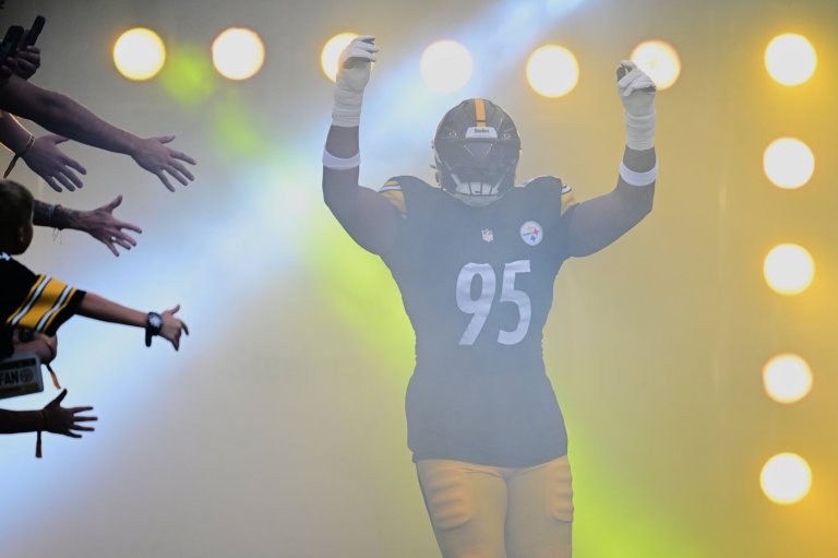 Steelers invest in defensive tackle Keeanu Benton, signing him to 5-year deal | iNFOnews.ca