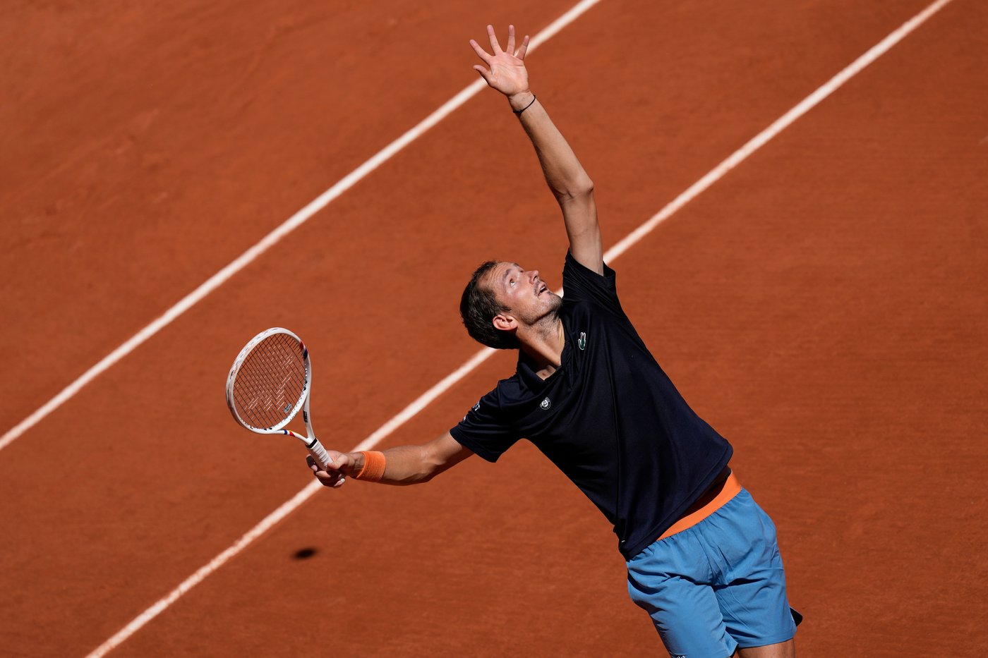 Sabalenka's necklaces sparkle in the sun during French Open win. Gauff, Osaka, Sinner advance | iNFOnews.ca Sabalenka's necklaces sparkle in the sun during French Open win. Gauff, Osaka, Sinner advance | iNFOnews.ca