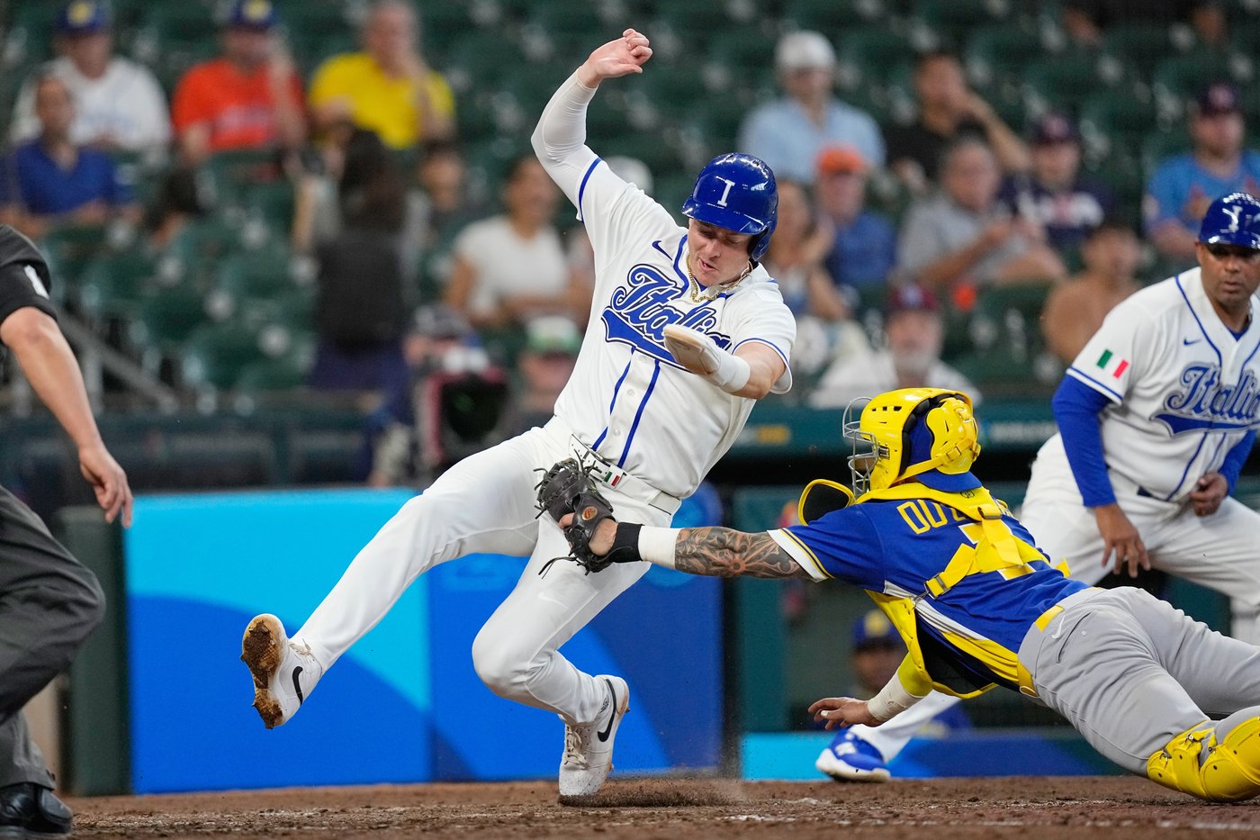 Schwarber homers and Henderson gets 4 hits to lead United States over Britain 9-1 at WBC | iNFOnews.ca Schwarber homers and Henderson gets 4 hits to lead United States over Britain 9-1 at WBC | iNFOnews.ca