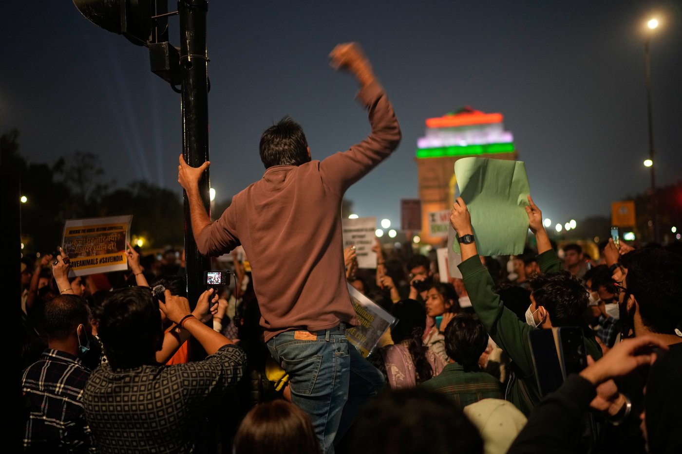 Air pollution levels surge in India's capital, sparking rare protests | iNFOnews.ca