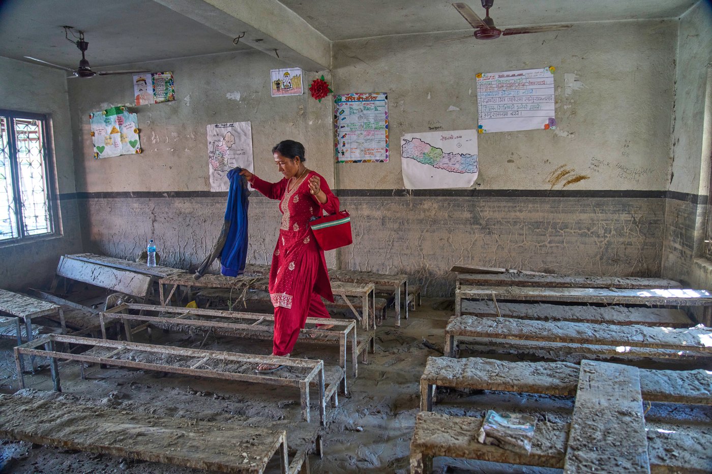 Nepal Floods Salvaging Items Photo Gallery | iNFOnews.ca