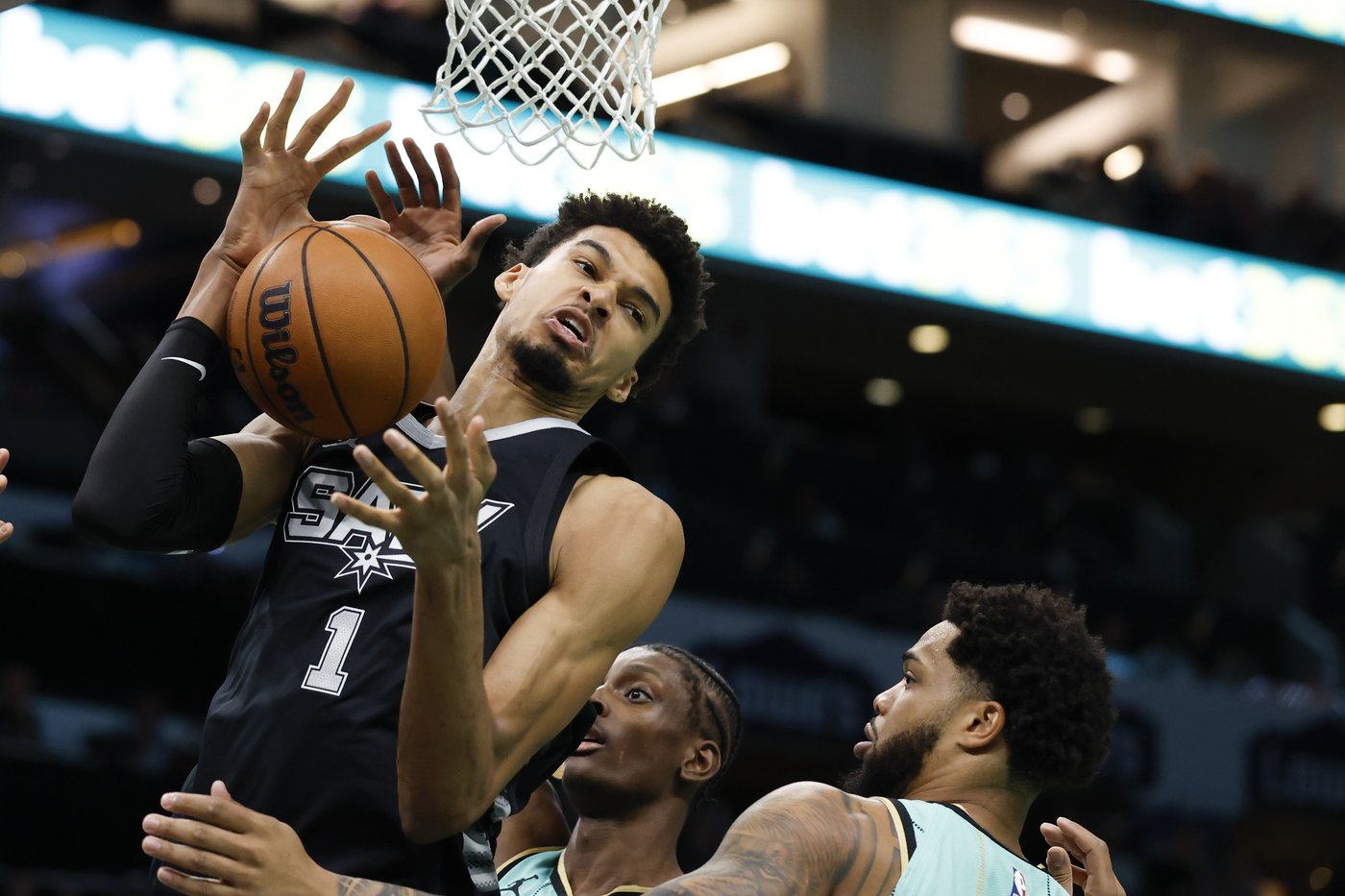 Miles Bridges' 3-pointer with 1.4 seconds left lifts Hornets past Spurs 117-116 to snap 6-game skid | iNFOnews.ca Miles Bridges' 3-pointer with 1.4 seconds left lifts Hornets past Spurs 117-116 to snap 6-game skid | iNFOnews.ca