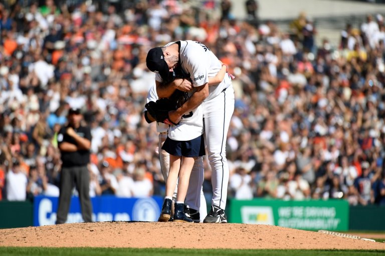 Verlander leaves final start of 21-year career as 7-year-old daughter sprints to the mound for hug | iNFOnews.ca