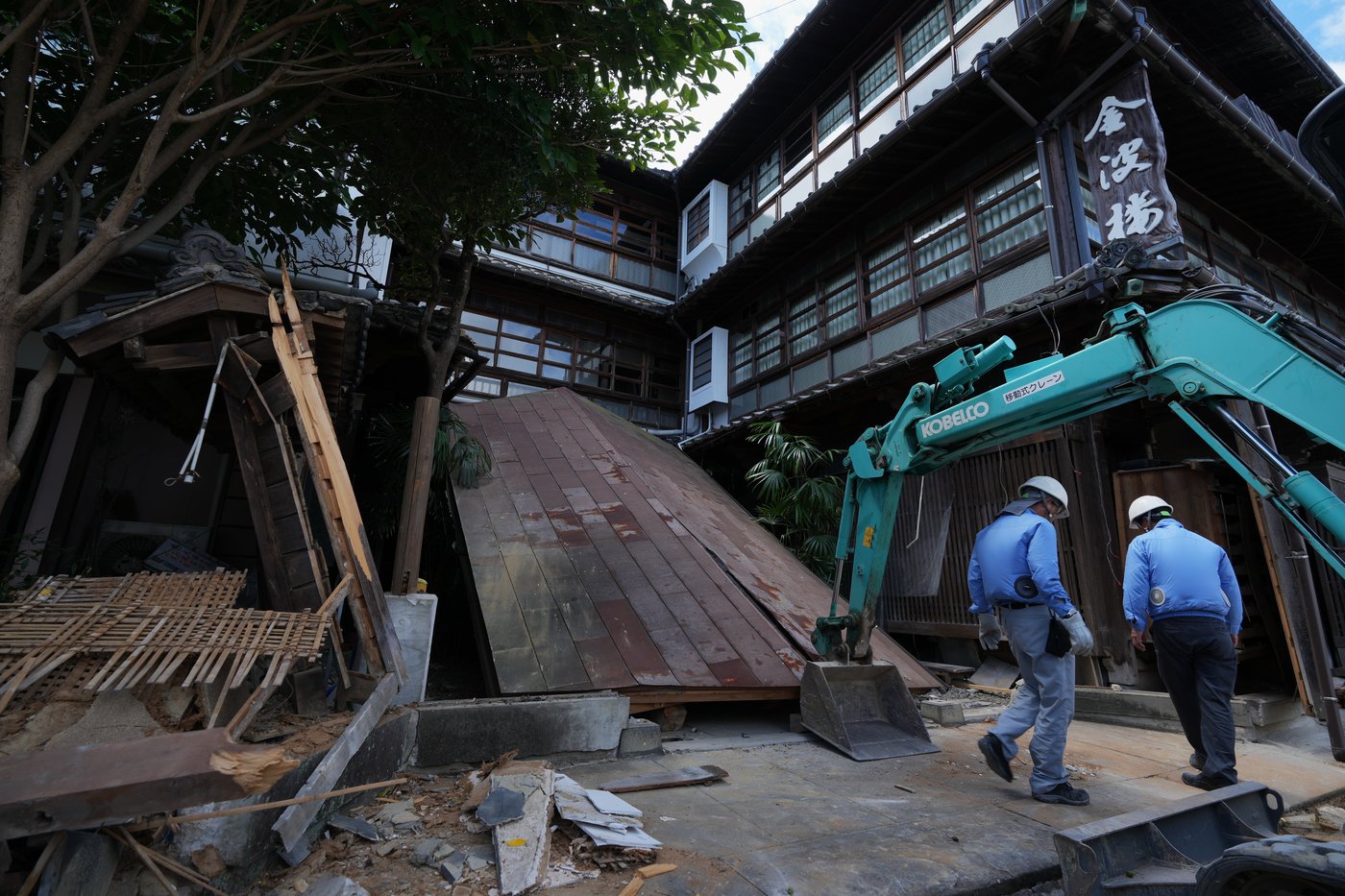 Photos show the aftermath of a damaging earthquake in southwestern Japan | iNhome