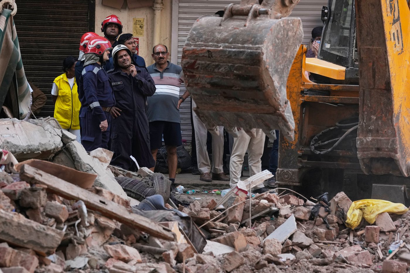 Rescuers look for survivors after New Delhi hostel collapse kills 7 | iNhome Rescuers look for survivors after New Delhi hostel collapse kills 7 | iNhome