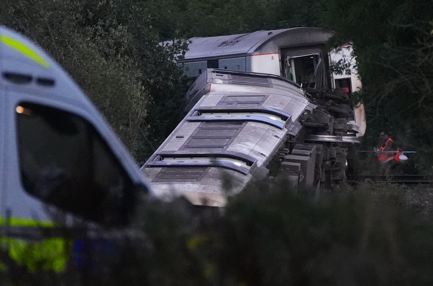 Passenger train derails and 11 people injured after carriages overturn in southern England | iNwheels
