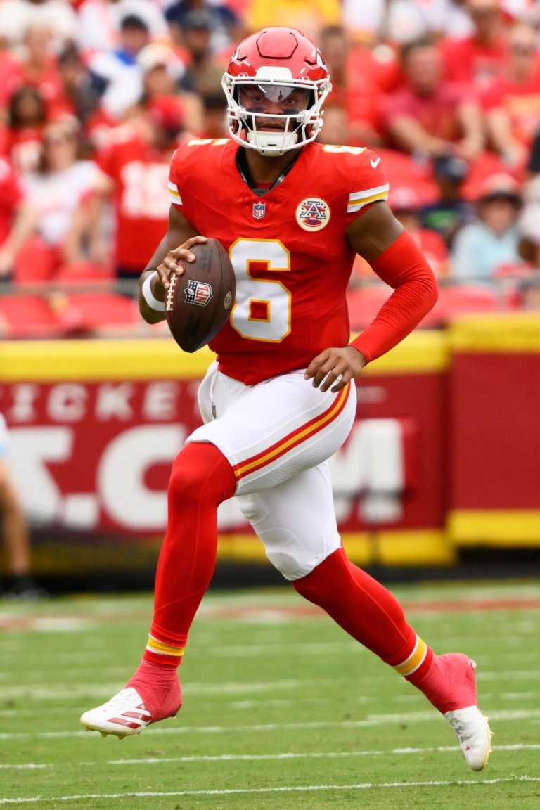 Vet Justin Fields solid for Chiefs, rookie Ty Simpson sharp as Rams rally for 20-12 preseason win | iNFOnews.ca