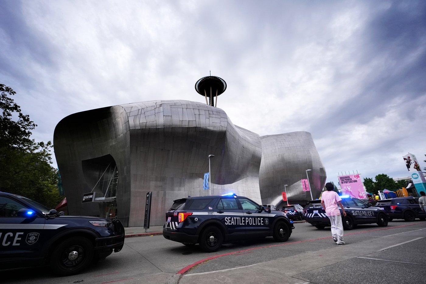 Police arrest 1 person and search for another after Seattle festival shooting that killed 3 | iNFOnews.ca