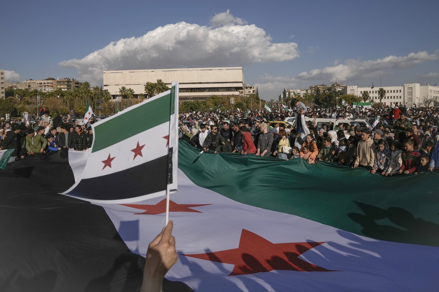Syrians cheer end of 50 years of Assad rule at first Friday prayers since government fell | iNFOnews.ca Syrians cheer end of 50 years of Assad rule at first Friday prayers since government fell | iNFOnews.ca