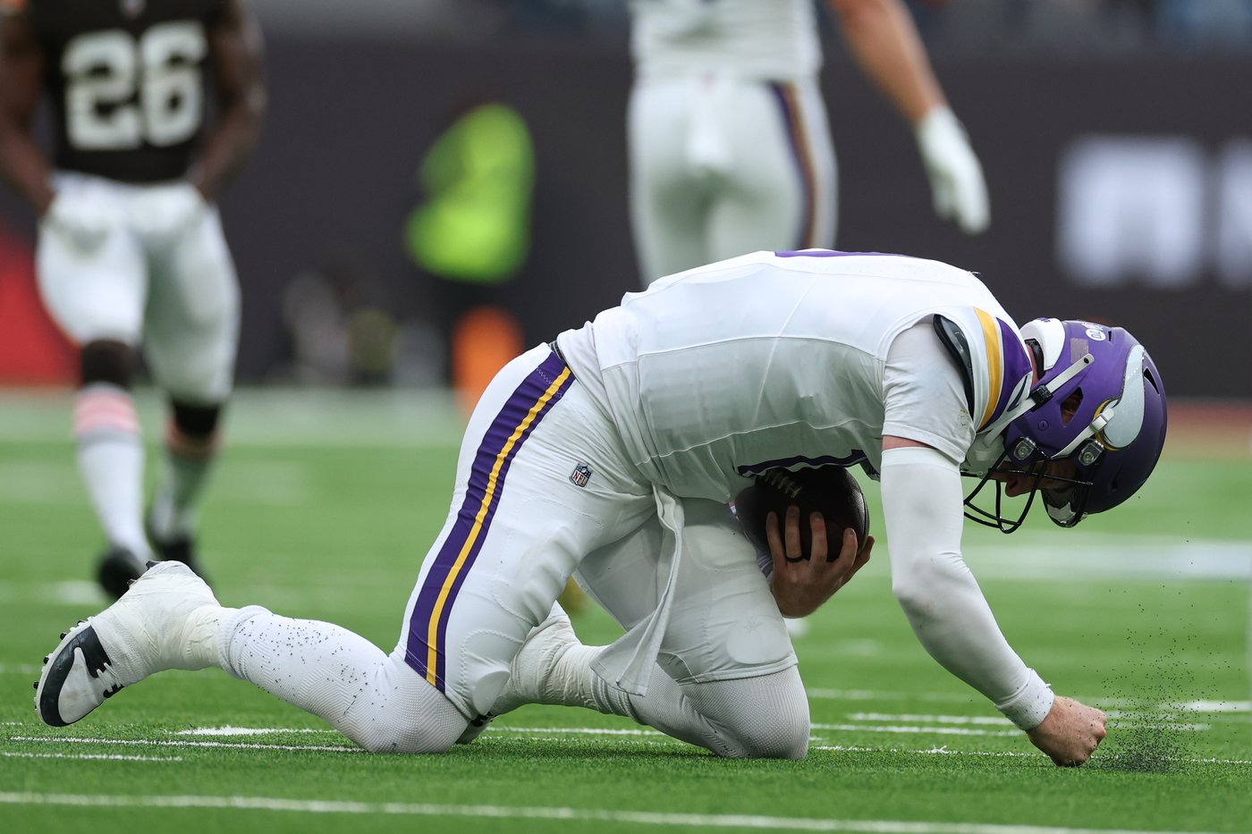 Carson Wentz shows his toughness after playing 2 1/2 games with a major shoulder injury | iNFOnews.ca