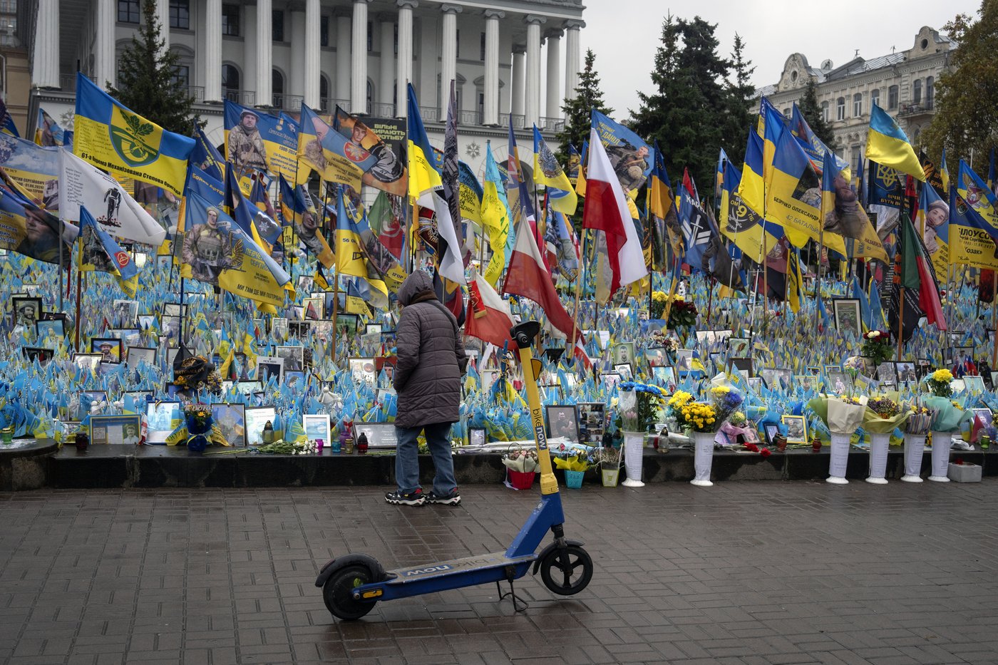 A makeshift memorial grows in Ukraine’s capital after 1,000 days of war | iNFOnews.ca A makeshift memorial grows in Ukraine’s capital after 1,000 days of war | iNFOnews.ca
