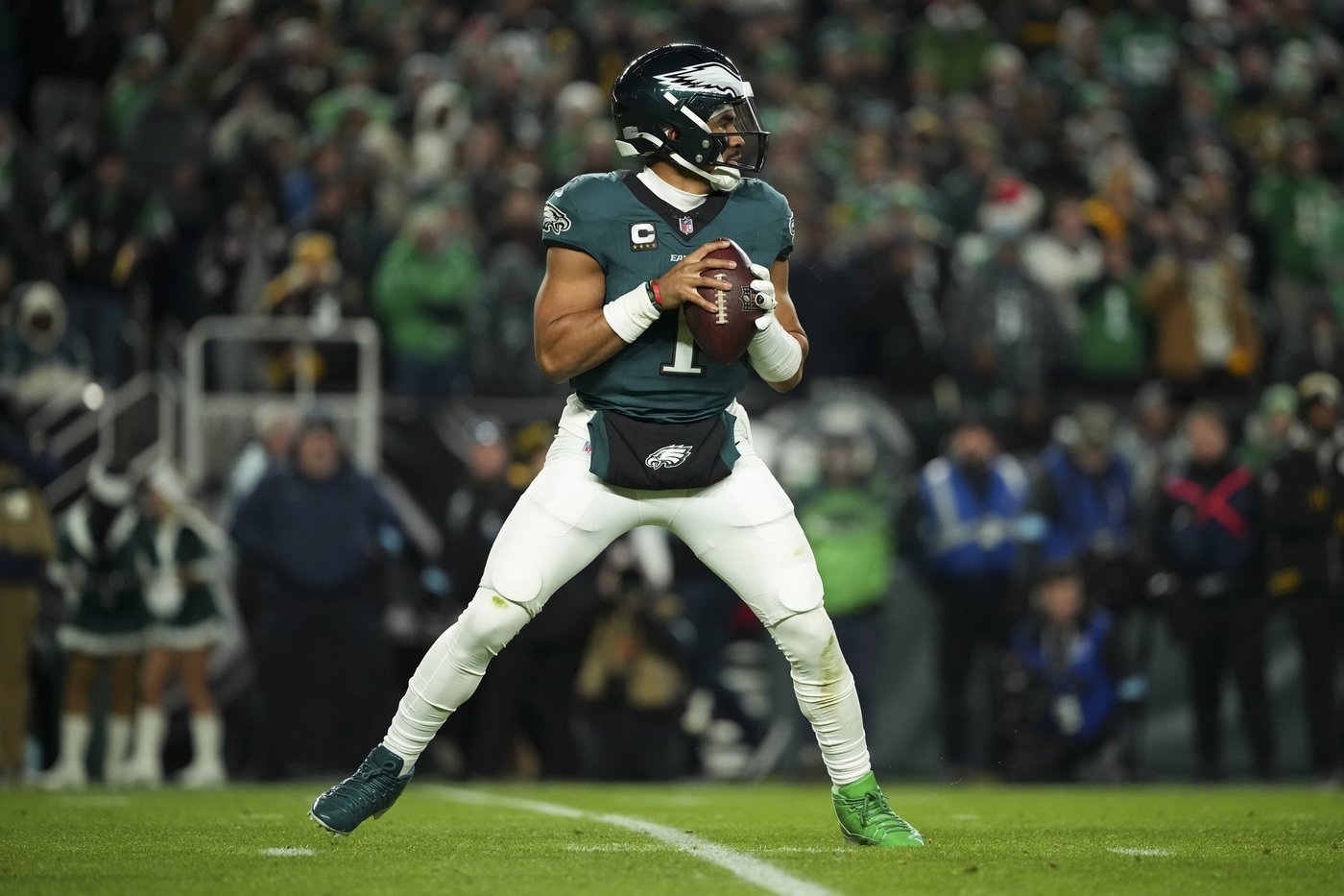 Jalen Hurts fined for wearing mismatched cleats during Eagles' win over Steelers, AP source says | iNFOnews.ca Jalen Hurts fined for wearing mismatched cleats during Eagles' win over Steelers, AP source says | iNFOnews.ca
