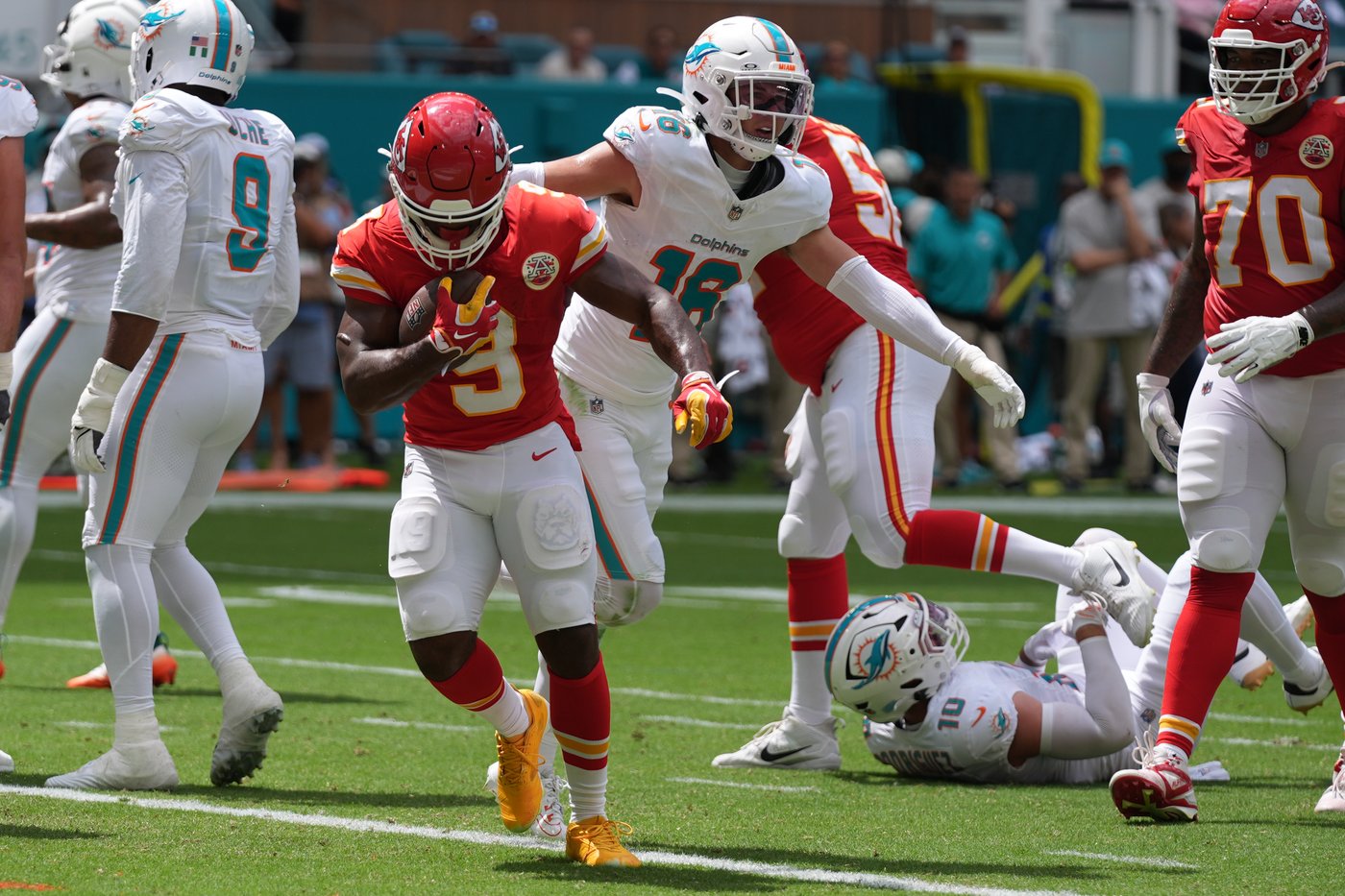Kenneth Walker III has 2 TDs as Chiefs beat Dolphins 24-10 after De'Von Achane exits with injury | iNFOnews.ca Kenneth Walker III has 2 TDs as Chiefs beat Dolphins 24-10 after De'Von Achane exits with injury | iNFOnews.ca