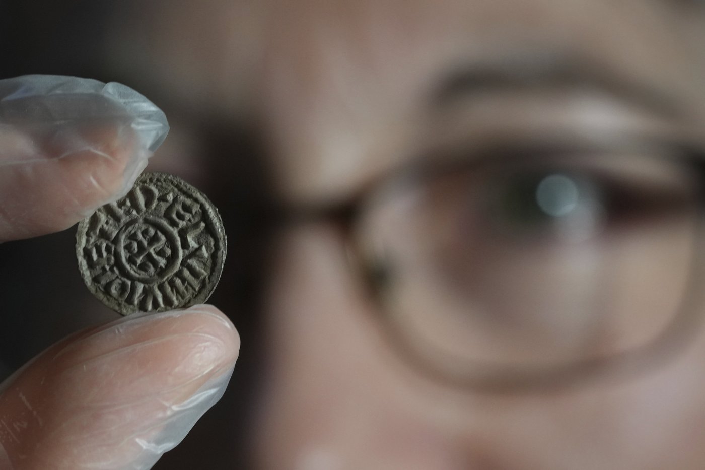 With metal detectors and patience, amateur treasure hunters unearth pieces of British history | iNFOnews.ca With metal detectors and patience, amateur treasure hunters unearth pieces of British history | iNFOnews.ca