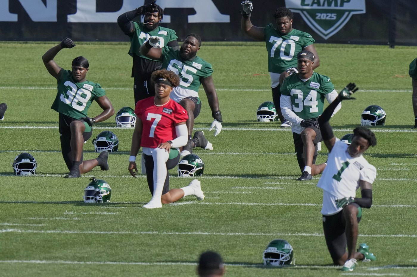New York Jets quarterback Justin Fields carted off practice field with apparent leg injury | iNFOnews.ca