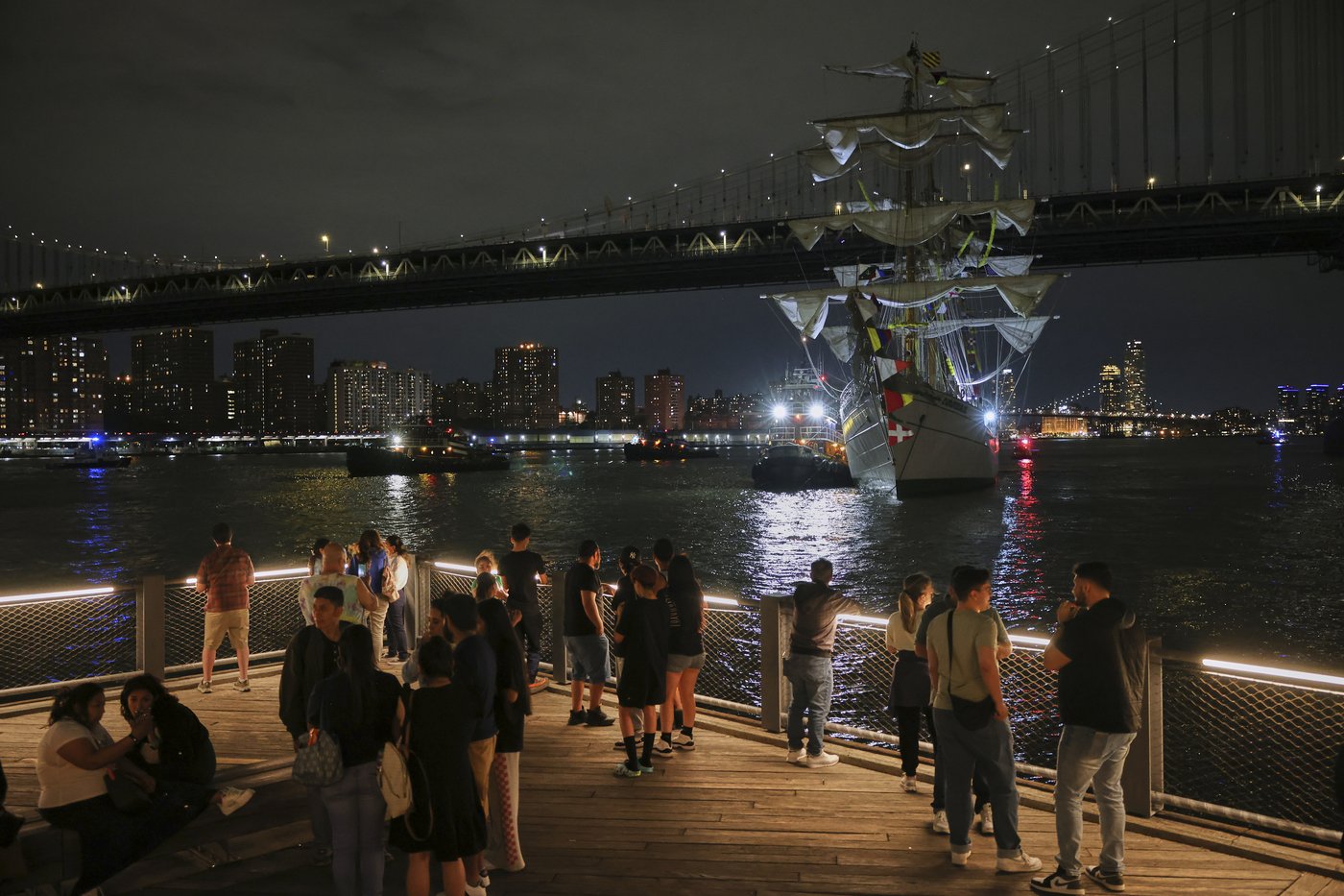 AP PHOTOS: Mexican tall ship strikes Brooklyn Bridge, snapping masts and killing 2 crew members | iNFOnews.ca