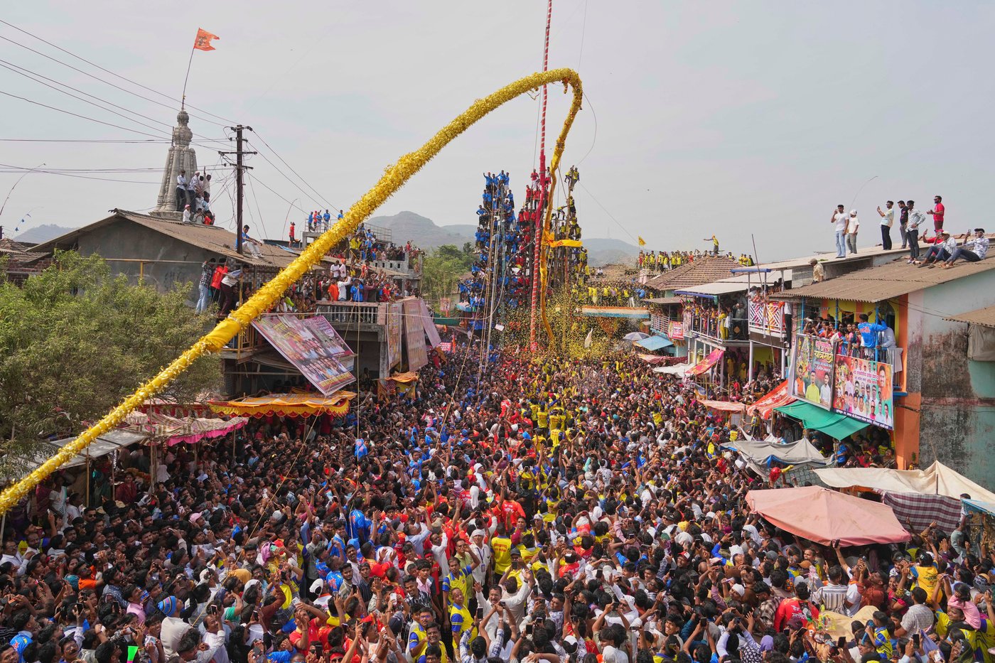 Villagers compete to erect huge bamboo poles at an Indian folk festival, in photos | iNFOnews.ca