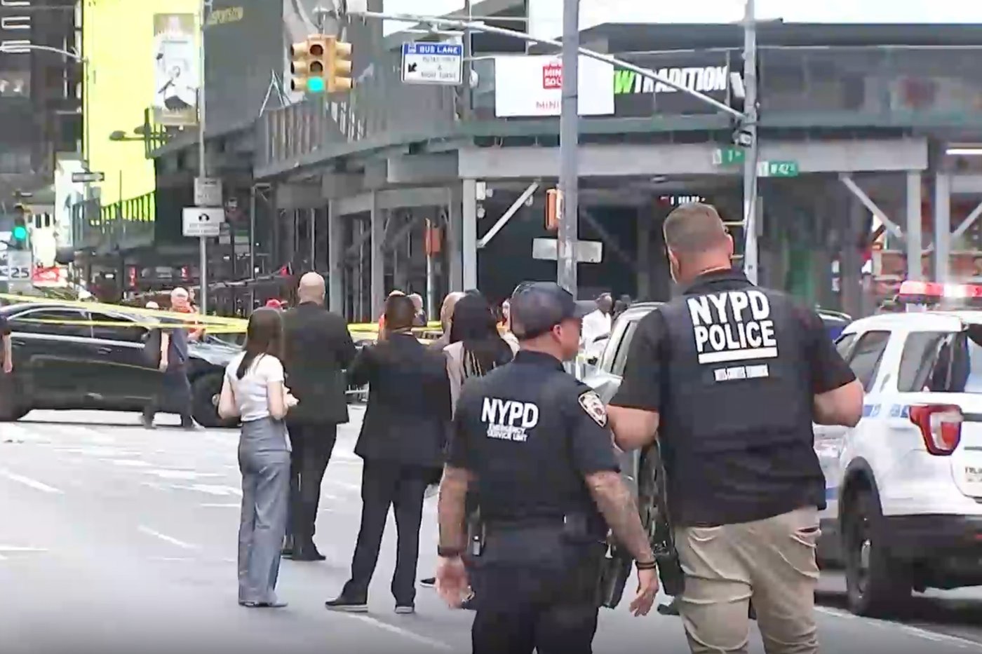 Woman randomly stabs 2 people in New York City's Times Square, killing 1, then is killed by police | iNFOnews.ca Woman randomly stabs 2 people in New York City's Times Square, killing 1, then is killed by police | iNFOnews.ca