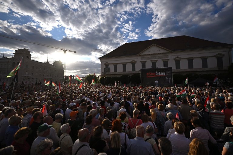 Orbán allies protest in Hungary against plans to oust President Tamás Sulyok | iNFOnews.ca