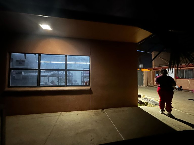 Worms in food, poor medical care, lights on 24/7: Families tell of life in Texas detention center | iNFOnews.ca