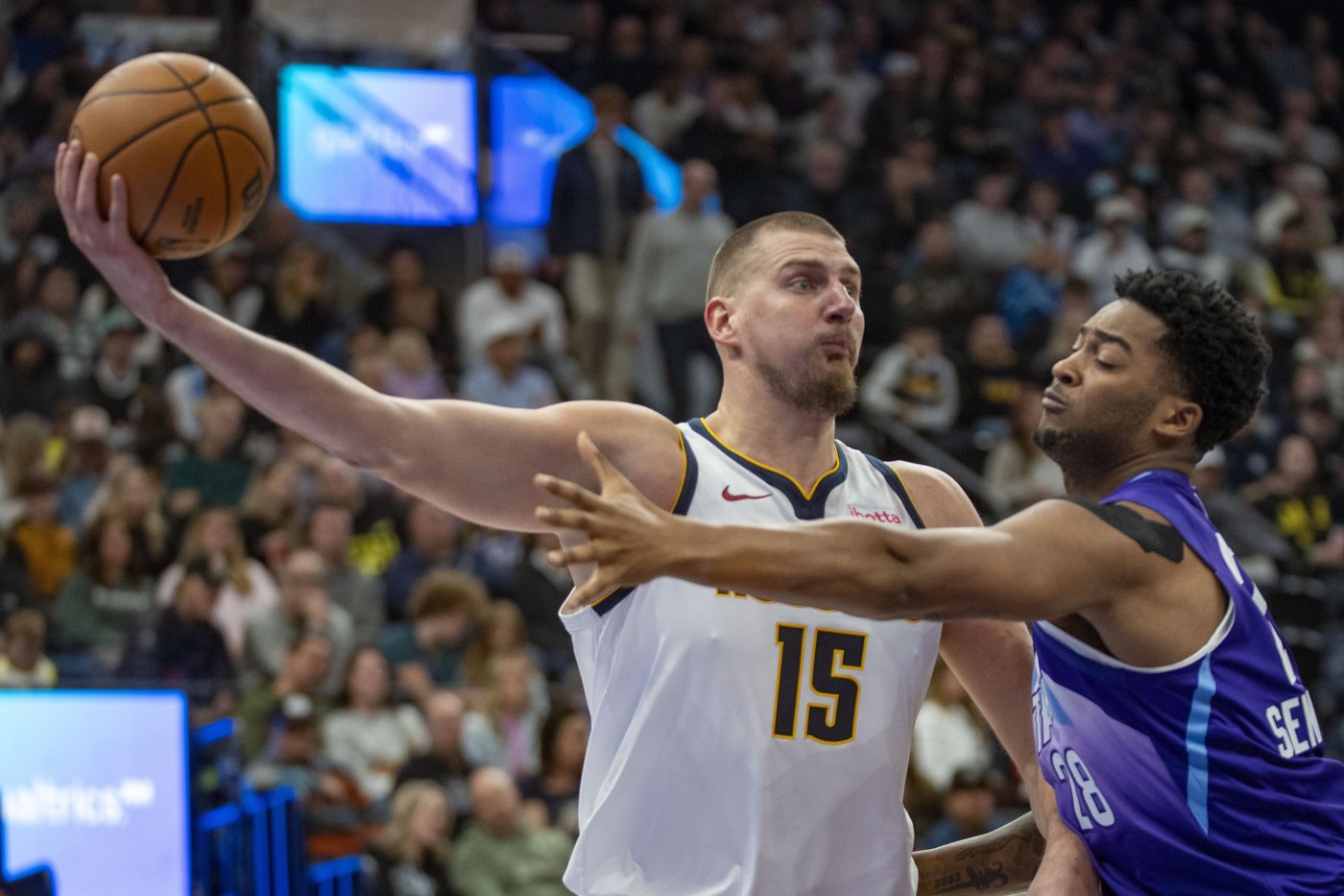 Jokic leads the Nuggets to a 122-103 win over the Jazz | iNFOnews.ca