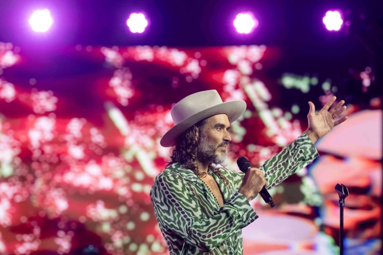 UK authorities bring new charges of rape and sexual assault against Russell Brand | iNFOnews.ca