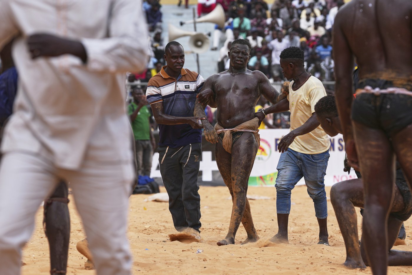 In Senegal’s wrestling arenas, rituals share the spotlight with the fight, in photos | iNFOnews.ca