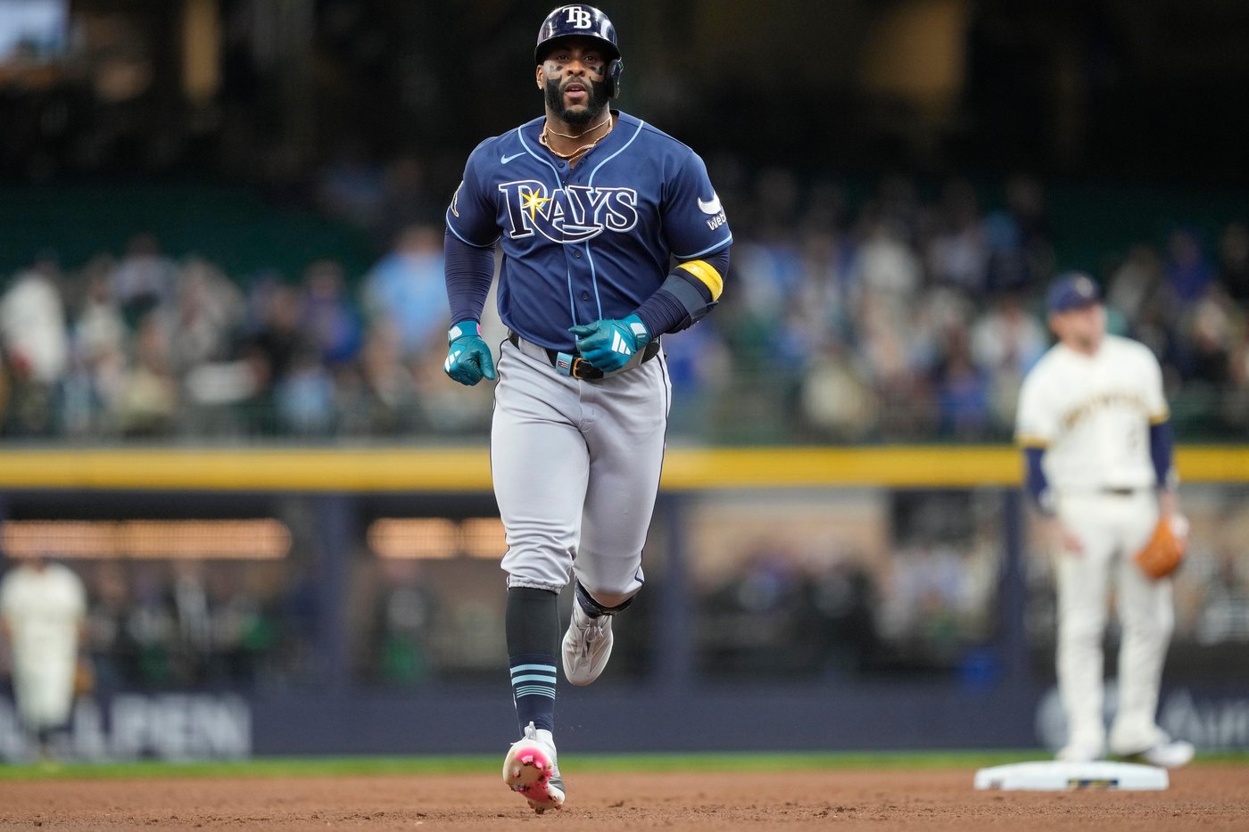 Milwaukee Brewers use 6-run 8th inning to power past Tampa Bay Rays 8-2 | iNFOnews.ca