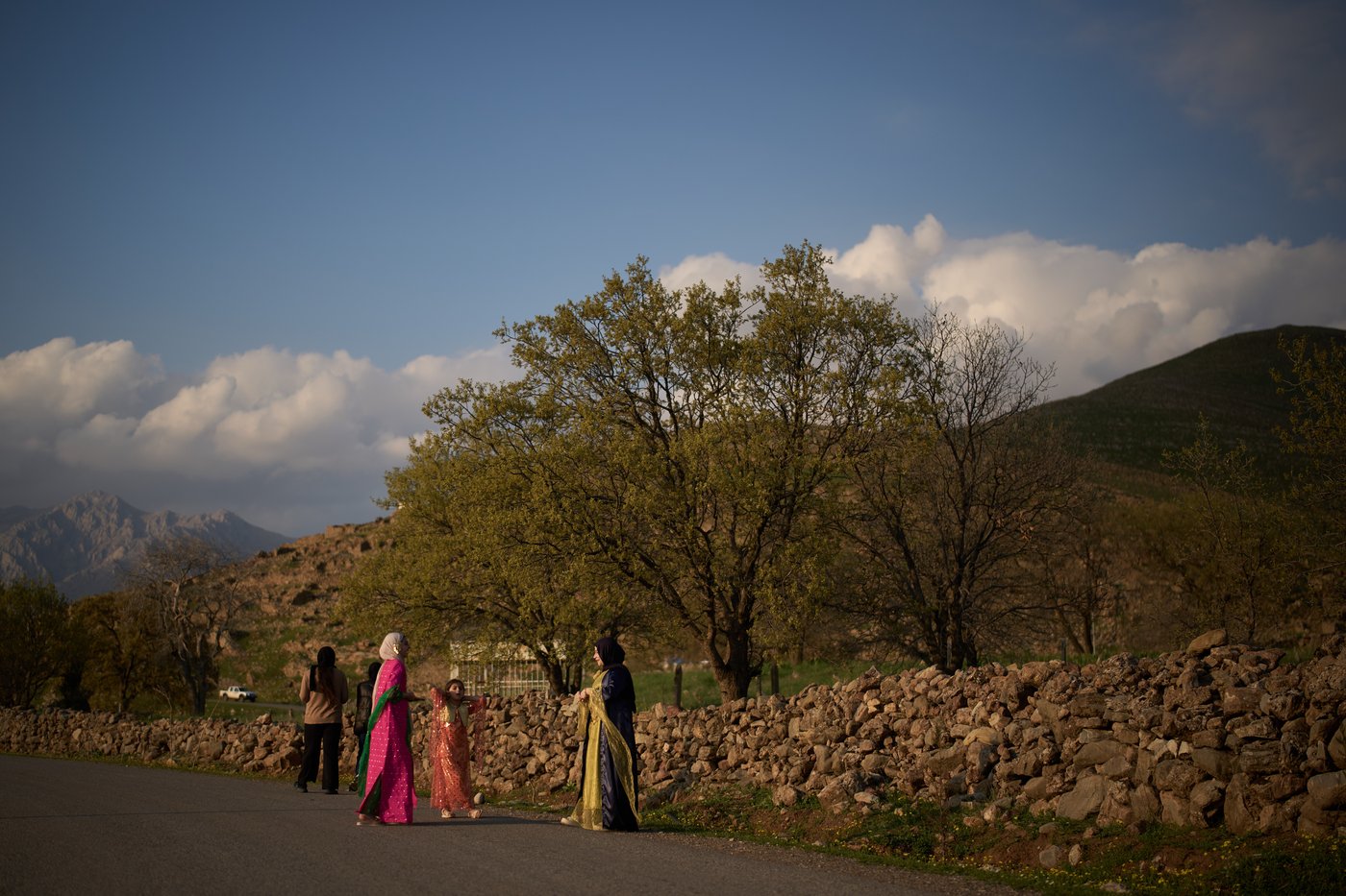 Tradition and worry at an iftar gathering near the Iran-Iraq border in photos | iNFOnews.ca