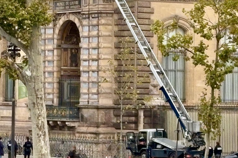 Thieves strike Louvre in daring jewel heist as the world’s most visited museum shuts | iNFOnews.ca