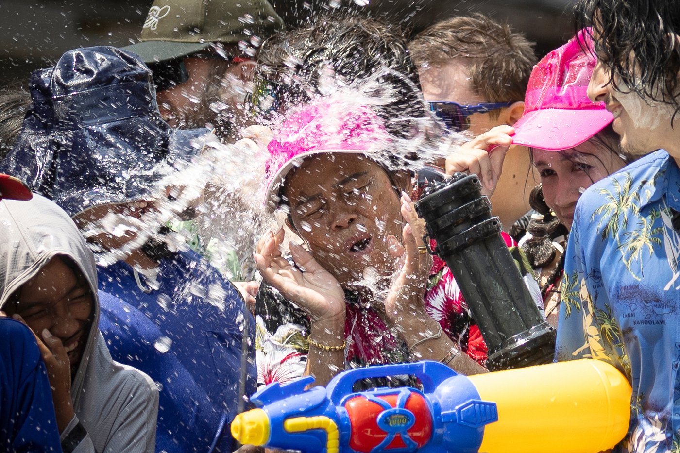 People spray water to celebrate the Thai New Year during the Songkran festival, in photos | iNFOnews.ca