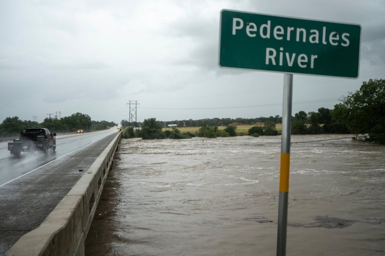 Texas flooding surges from huge rainstorms as rescuers pull people from rising waters | iNFOnews.ca