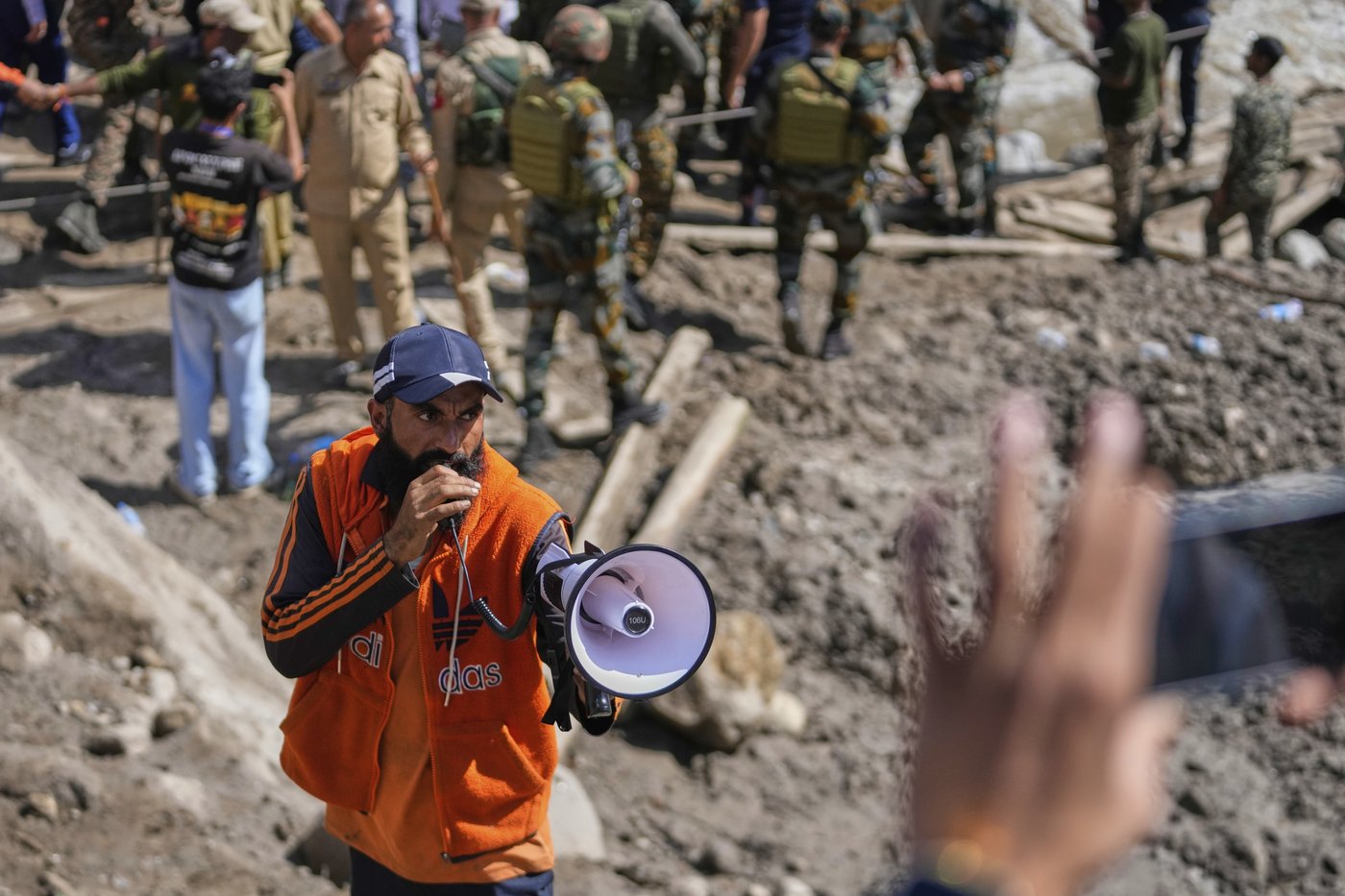 Photos of mourners and searches for the missing from flash floods in Pakistan and India | iNFOnews.ca