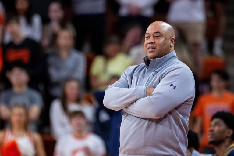 Notre Dame coach Micah Shrewsberry apologizes for actions after controversial call late in Cal loss | iNFOnews.ca