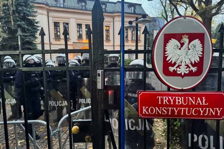 Police detain 3 protesters during overnight rally as Polish president backs suspended judge | iNFOnews.ca