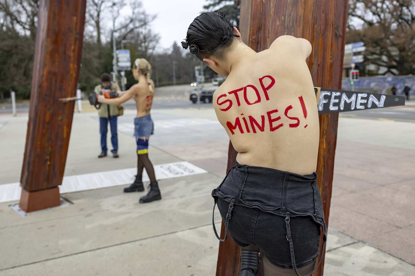 Topless women protesting the Ukraine war are detained for vandalizing sculpture near UN building | iNFOnews.ca