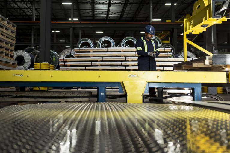 Canada's labour market is 'static' after a year of U.S. tariffs, population shift | iNFOnews.ca