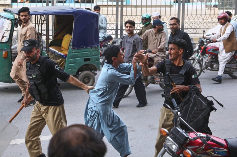Pakistan accuses suspended provincial government of colluding with militants | iNFOnews.ca