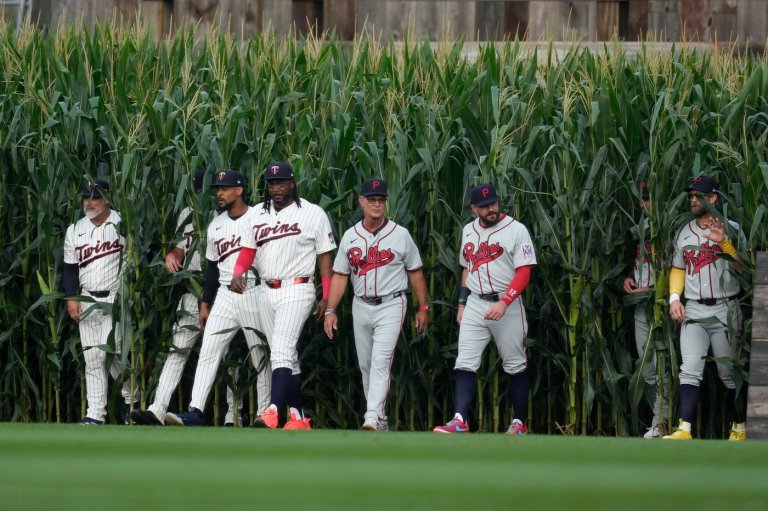 Field of Dreams becomes the Hall of Fame, as 26 members come out of the corn for Phillies-Twins game | iNFOnews.ca