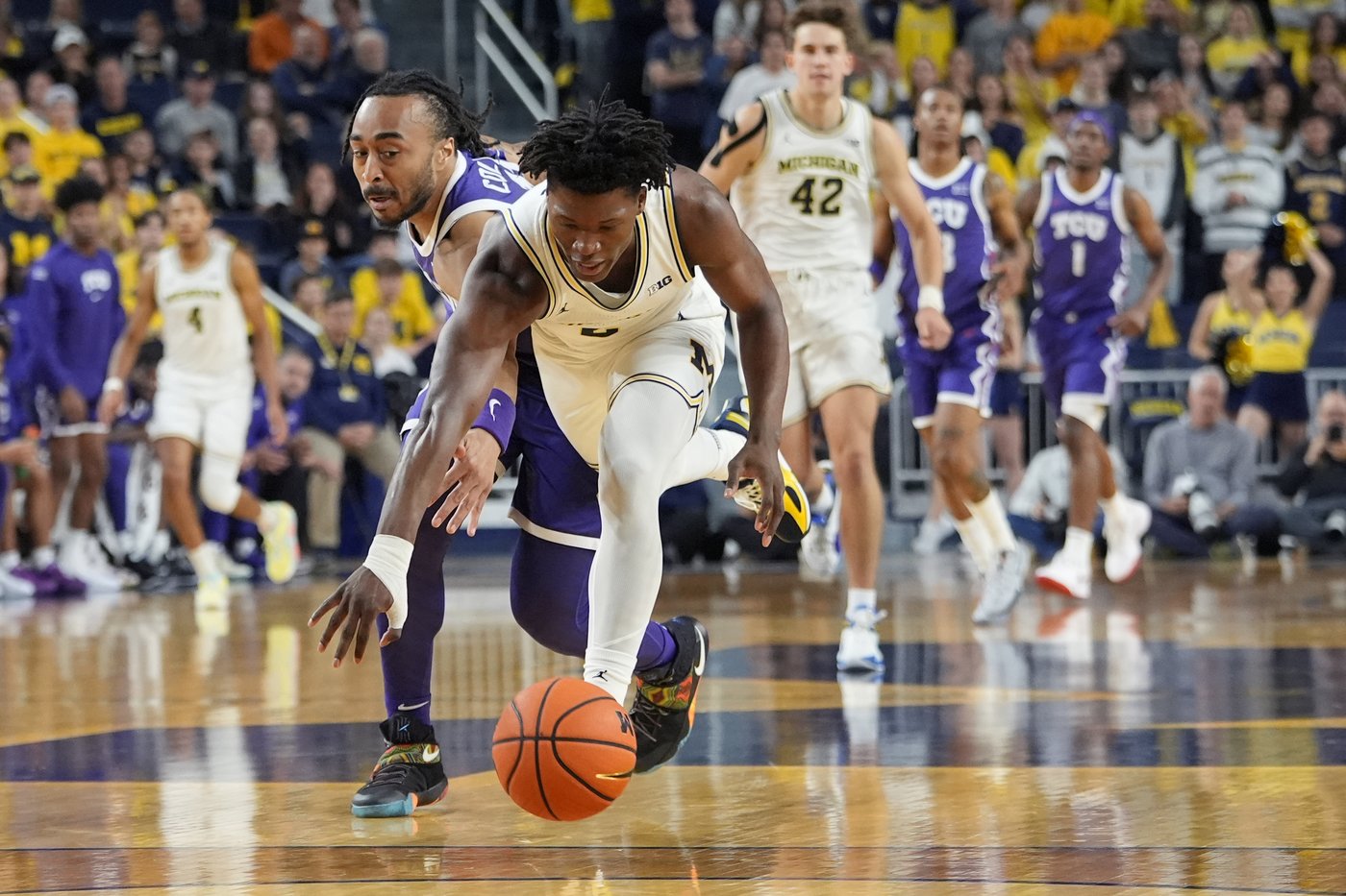 Nimari Burnett scores 16 and Danny Wolf secures a double-double to lead Michigan past TCU 76-64 | iNFOnews.ca