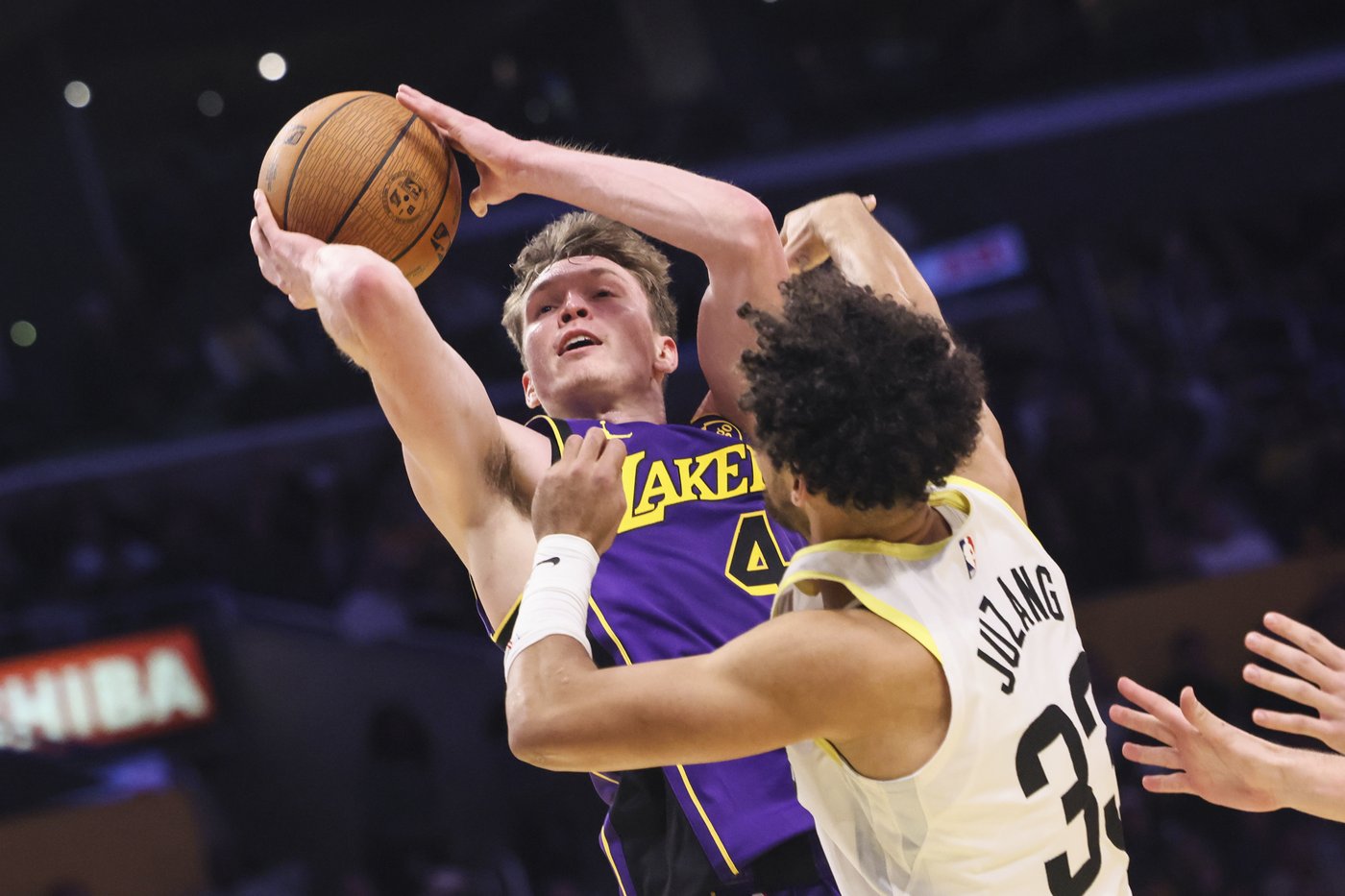 Lakers' Dalton Knecht ties NBA rookie record for 3-pointers in a game | iNFOnews.ca